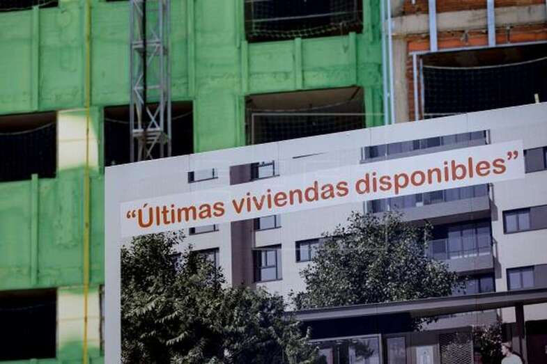 Imagen de archivo de carteles de venta de viviendas (Foto EFE / Rodrigo Jiménez)